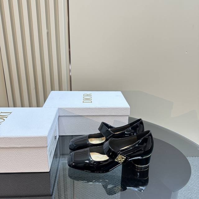 Dior 春夏玛丽珍凉鞋 单鞋系列 延续d家永恒经典！这款鞋低调不失华丽 性感又不显张扬 鞋型是大家都爱的秀气款 非常非常显瘦 侧面整个弧度将脚部曲线完美展现