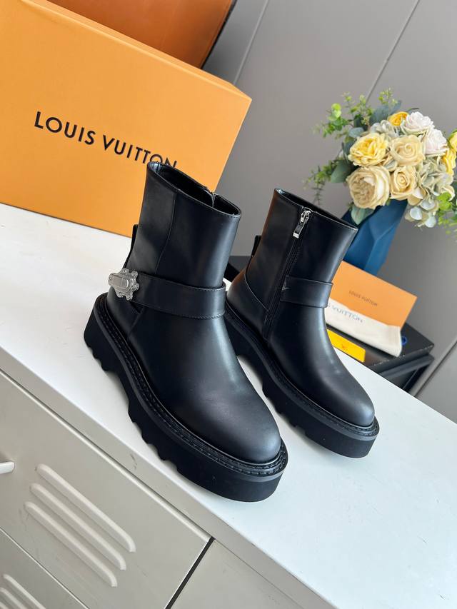 Louis Vuitton 路易威登 官网最新短靴款，官网原版一比一。 Lv Beaubourg 采用小牛皮呈现切尔西风格鞋面，搭配轻盈厚底，更有 Monogr