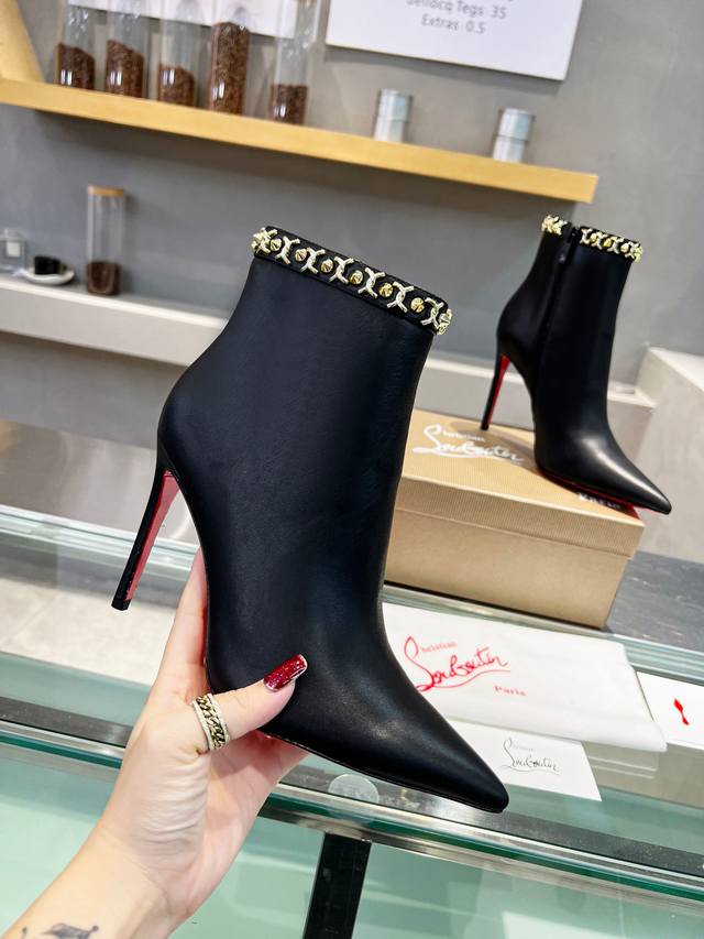 Christianlouboutin路铂廷 Cl 女士黑色尖头链条牛皮细高跟时装短靴 标致性靴子 根本抵抗不了黑红搭配的魅惑 性感女神 尖头配细跟 释放无敌女人