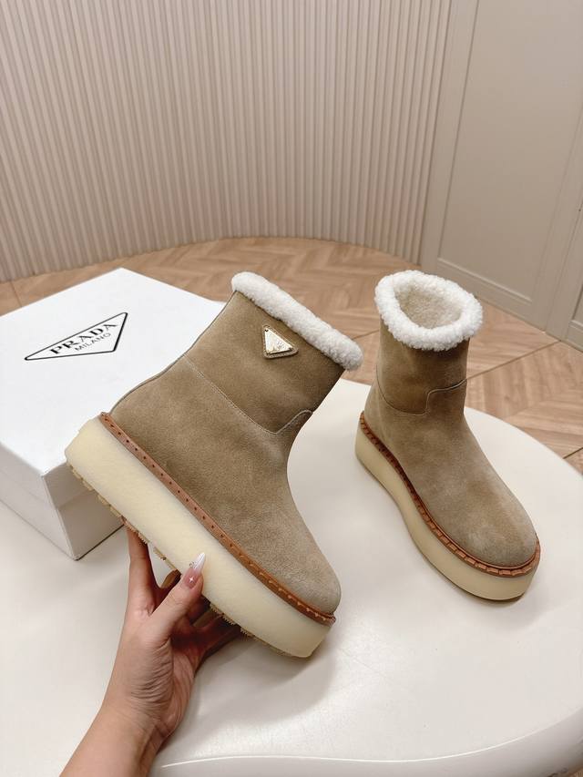 出 市面最高版本 Prada 普拉达24秋冬新款△三角标羊毛鞋，厚底靴 雪地靴 双色擦色牛绒真羊羔毛 真皮沿条 双色tpu大底 材质细节可对比原版，市面普通版本