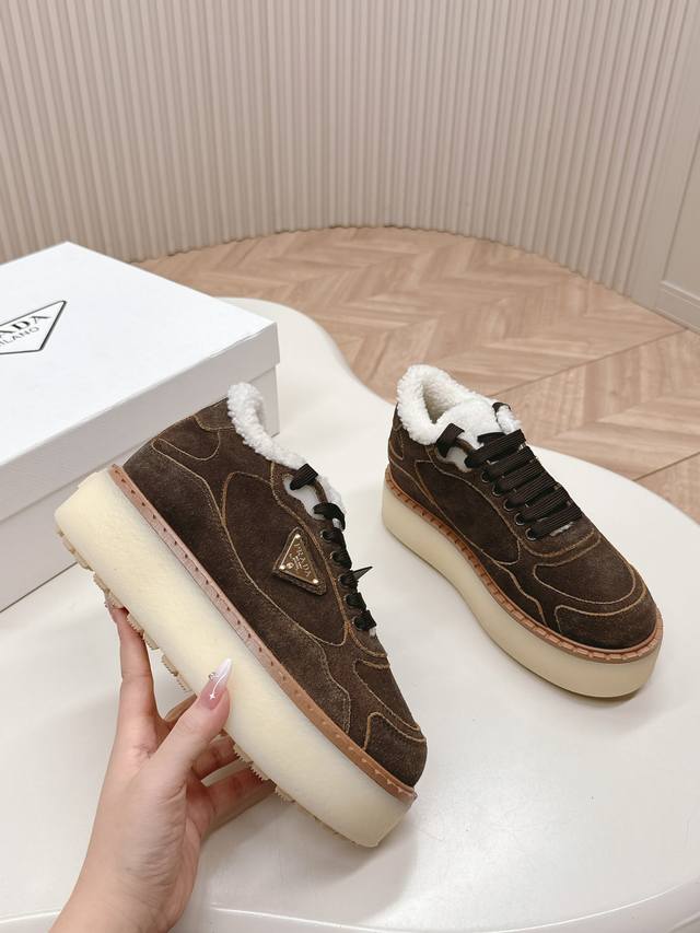 出 市面最高版本 Prada 普拉达24秋冬新款△三角标羊毛高帮鞋，厚底靴 雪地靴 双色擦色牛绒真羊羔毛 真皮沿条 双色tpu大底 材质细节可对比原版，市面普通
