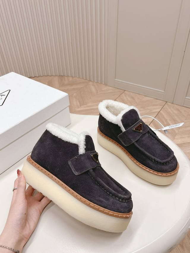 出 市面最高版本 Prada 普拉达24秋冬新款△三角标羊毛高帮鞋，厚底靴 雪地靴 双色擦色牛绒真羊羔毛 真皮沿条 双色tpu大底 材质细节可对比原版，市面普通