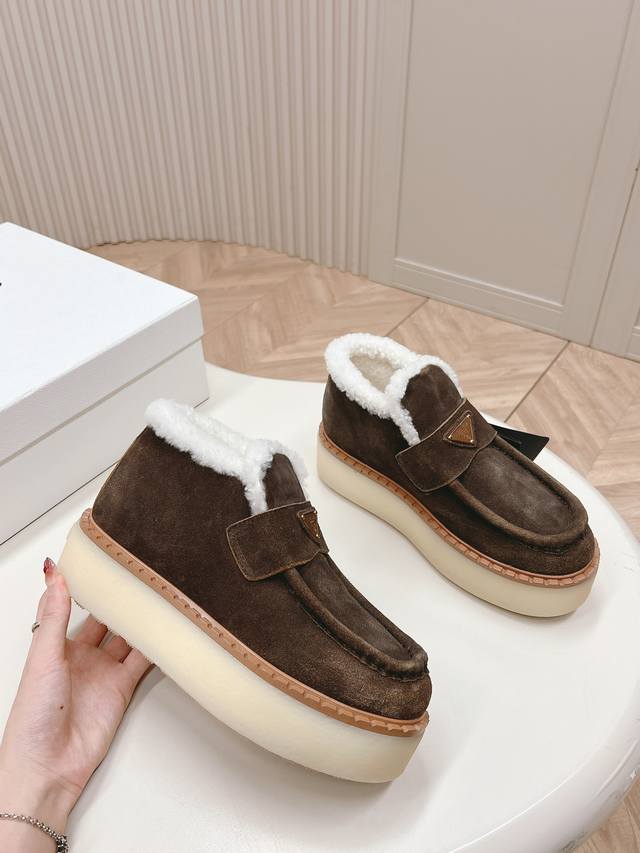 出 市面最高版本 Prada 普拉达24秋冬新款△三角标羊毛高帮鞋，厚底靴 雪地靴 双色擦色牛绒真羊羔毛 真皮沿条 双色tpu大底 材质细节可对比原版，市面普通