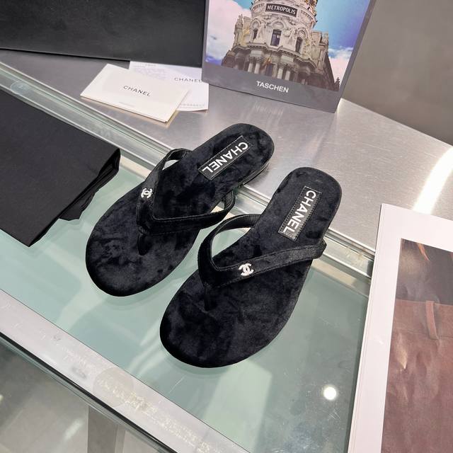 Chanel｜小香24C春夏新品 双c人字拖 大爆款已经被它的美貌折服 有拖鞋随性自然 又彰显品牌特色 满满的高级感 上脚超洋气 鞋面丝绒牛皮 内里采用混种羊皮