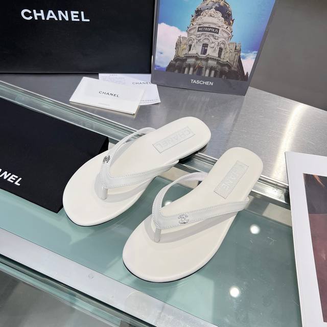 Chanel｜小香24C春夏新品 双c人字拖 大爆款已经被它的美貌折服 有拖鞋随性自然 又彰显品牌特色 满满的高级感 上脚超洋气 鞋面丝绒牛皮 内里采用混种羊皮