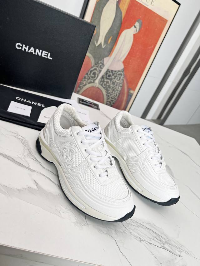 Chanel 香奈儿 早春度假系列 最新款休闲运动鞋 银白，金白，银灰，黑红！无敌漂亮又好穿 非常轻便，内里也是超级软，超级舒服，鞋面透气设计，配色高级耐看 百