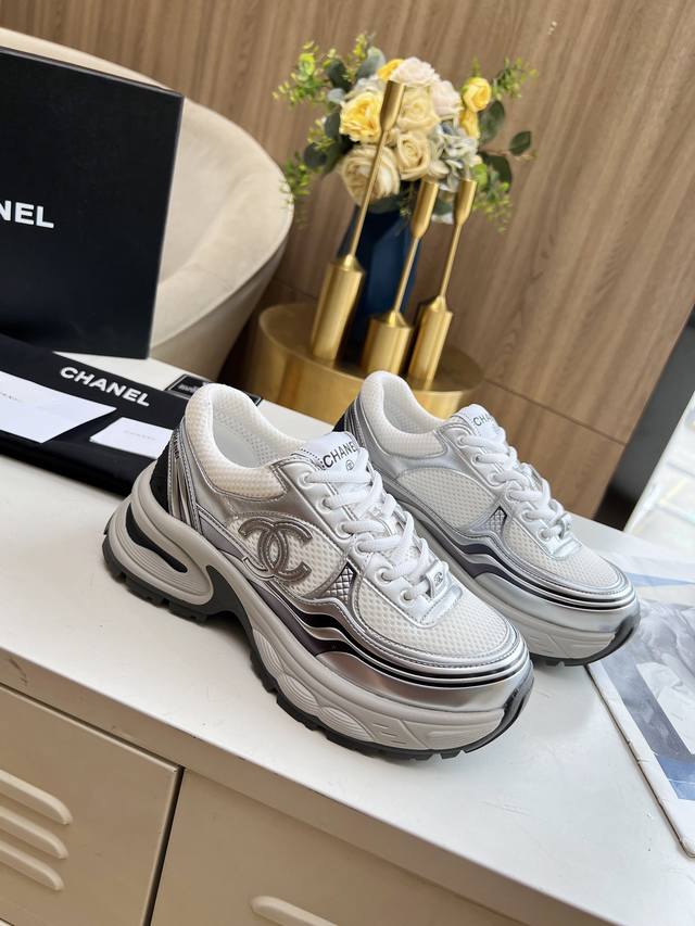Chanel 香奈儿 早春度假系列 最新款休闲运动鞋 银白，金白，银灰，黑红！无敌漂亮又好穿 非常轻便，内里也是超级软，超级舒服，鞋面透气设计，配色高级耐看 百