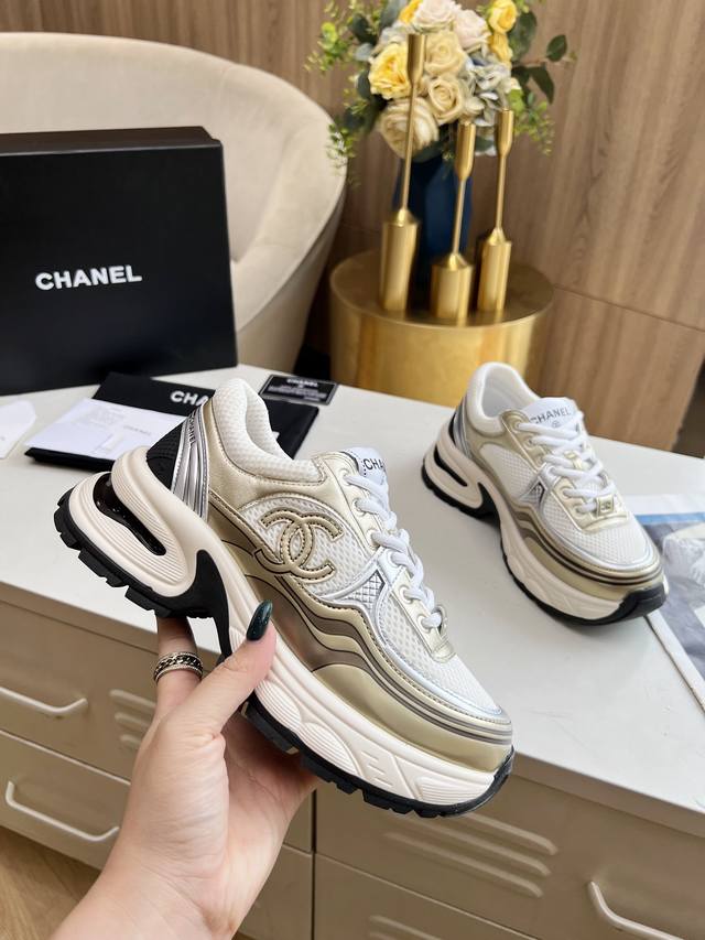 Chanel 香奈儿 早春度假系列 最新款休闲运动鞋 银白，金白，银灰，黑红！无敌漂亮又好穿 非常轻便，内里也是超级软，超级舒服，鞋面透气设计，配色高级耐看 百