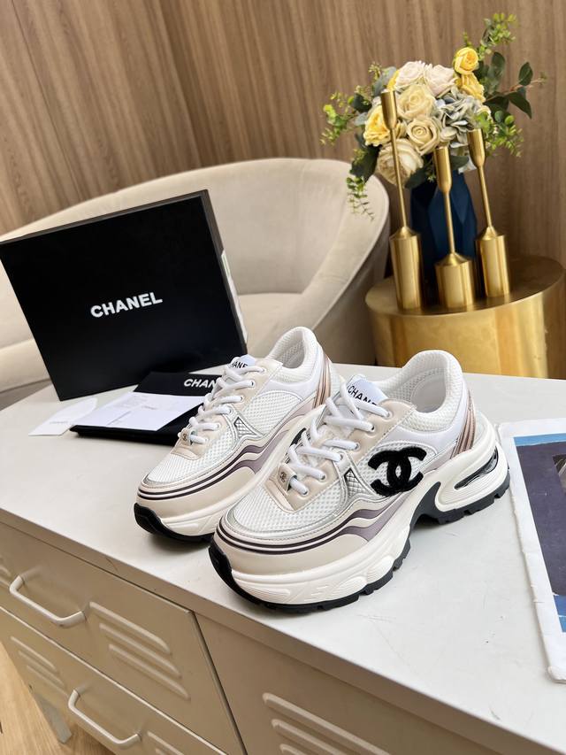 Chanel 香奈儿 早春度假系列 最新款休闲运动鞋 银白，金白，银灰，黑红！无敌漂亮又好穿 非常轻便，内里也是超级软，超级舒服，鞋面透气设计，配色高级耐看 百