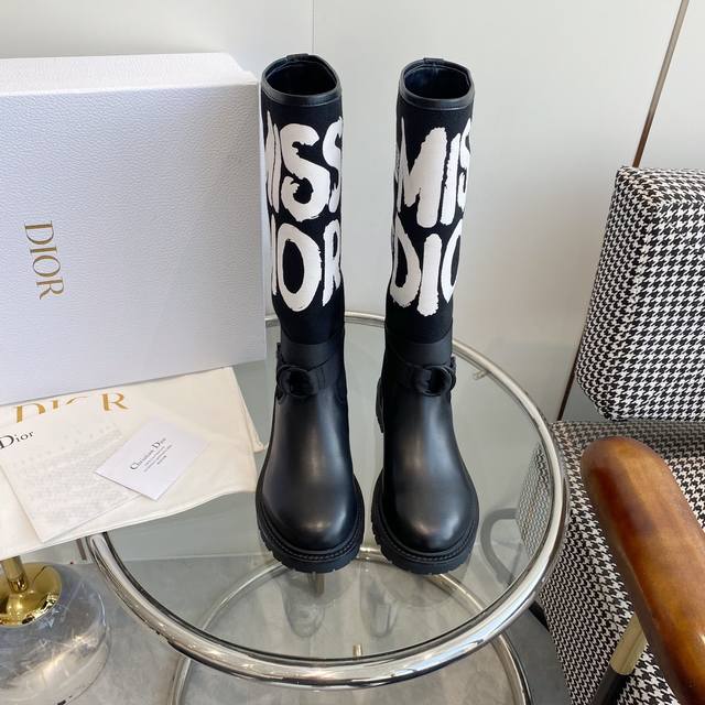 Dior Fw24高靴新品 Miss Dior 骑士靴长靴 真的是yyds啊，经典款该了面料，有粗尼的质感，很是高级的！整个鞋面都是刺绣的，非常重工！鞋面小牛皮