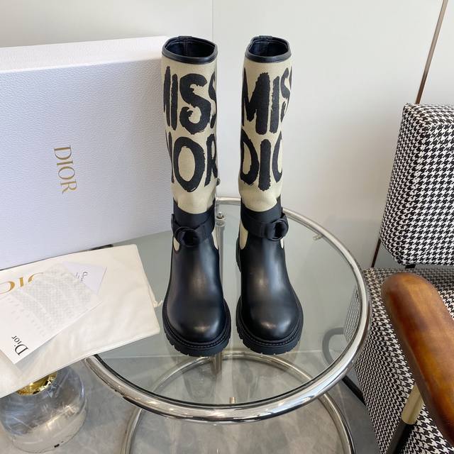 Dior Fw24高靴新品 Miss Dior 骑士靴长靴 真的是yyds啊，经典款该了面料，有粗尼的质感，很是高级的！整个鞋面都是刺绣的，非常重工！鞋面小牛皮
