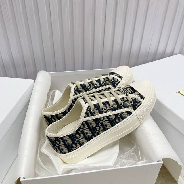出厂 ，现货高品质 Dior 迪奥 平底运动鞋采用全刺绣标志性图案市场顶级品质国外专柜爆款非市场普通仿版面料采用意大利进口布料刺绣鞋面，原版模具注胶logo磨砂
