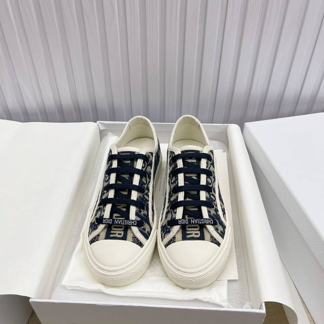 出厂 ，现货高品质 Dior 迪奥 平底运动鞋采用全刺绣标志性图案市场顶级品质国外专柜爆款非市场普通仿版面料采用意大利进口布料刺绣鞋面，原版模具注胶logo磨砂