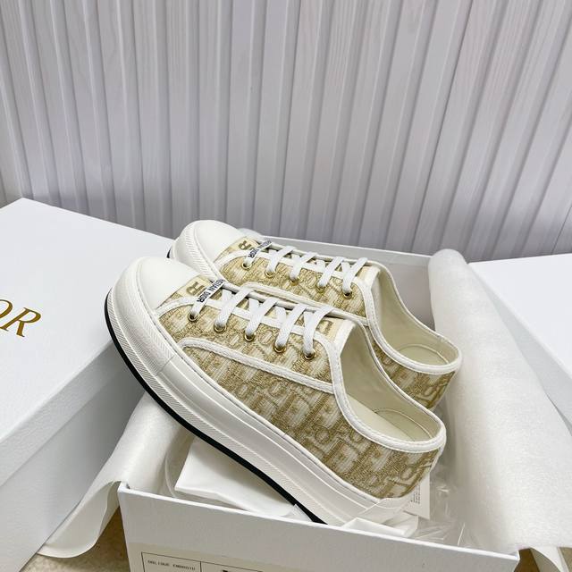 出厂 ，现货高品质 Dior 迪奥 平底运动鞋采用全刺绣标志性图现货高品质 Dior 迪奥 平底运动鞋采用全刺绣标志性图案市场顶级品质国外专柜爆款非市场普通仿版