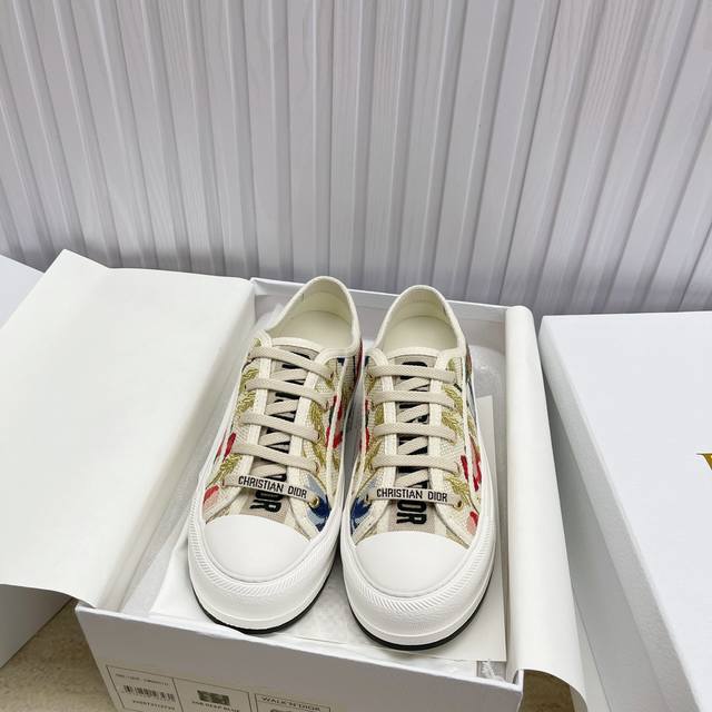 出厂 ，现货高品质 Dior 迪奥 平底运动鞋采用全刺绣标志性图现货高品质 Dior 迪奥 平底运动鞋采用全刺绣标志性图案市场顶级品质国外专柜爆款非市场普通仿版