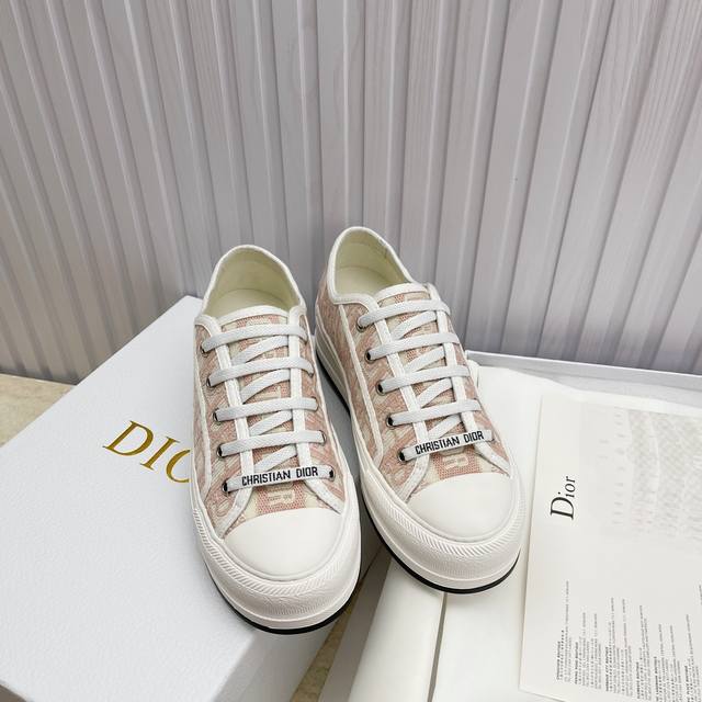 出厂 ，现货高品质 Dior 迪奥 平底运动鞋采用全刺绣标志性图现货高品质 Dior 迪奥 平底运动鞋采用全刺绣标志性图案市场顶级品质国外专柜爆款非市场普通仿版