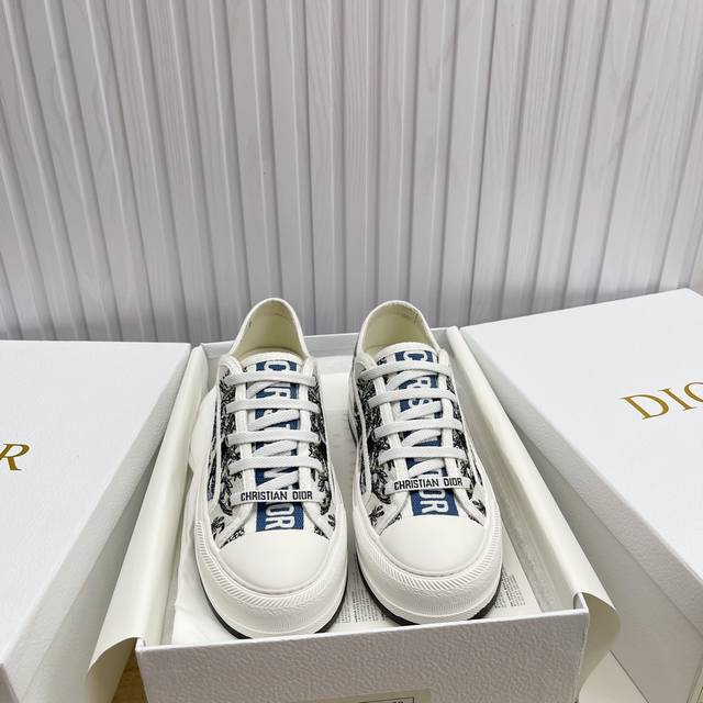 出厂 ，现货高品质 Dior 迪奥 平底运动鞋采用全刺绣标志性图案市场顶级品质国外专柜爆款非市场普通仿版面料采用意大利进口布料刺绣鞋面，原版模具注胶logo磨砂