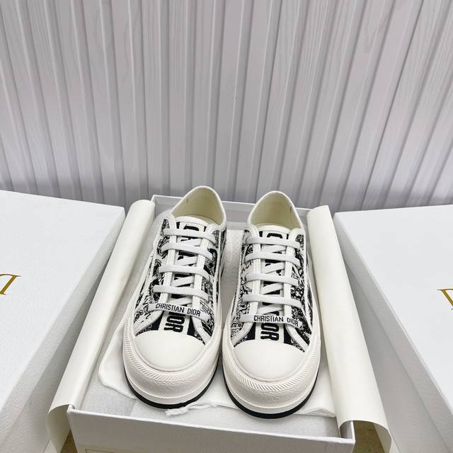 出厂 ，现货高品质 Dior 迪奥 平底运动鞋采用全刺绣标志性图案市场顶级品质国外专柜爆款非市场普通仿版面料采用意大利进口布料刺绣鞋面，原版模具注胶logo磨砂