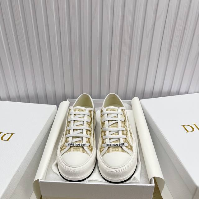 出厂 ，现货高品质 Dior 迪奥 平底运动鞋采用全刺绣标志性图案市场顶级品质国外专柜爆款非市场普通仿版面料采用意大利进口布料刺绣鞋面，原版模具注胶logo磨砂