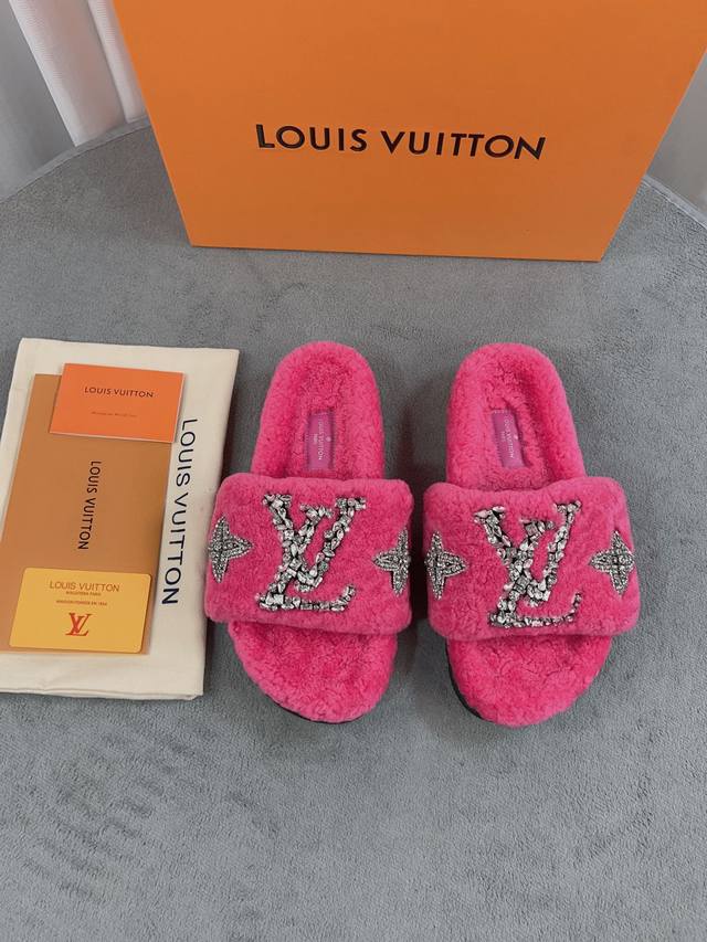 出货 ， Lv 新款羊毛拖鞋细柔软羊毛 頂级品质纯皮毛一体直毛打造！超温暖的感觉，穿上仿佛踩在云朵上lv经典老花装饰，精致高级！手工缝钻奢华高端让这双毛拖身价陡