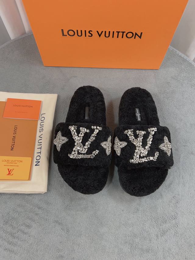 出货 ， Lv 新款羊毛拖鞋细柔软羊毛 頂级品质纯皮毛一体直毛打造！超温暖的感觉，穿上仿佛踩在云朵上lv经典老花装饰，精致高级！手工缝钻奢华高端让这双毛拖身价陡