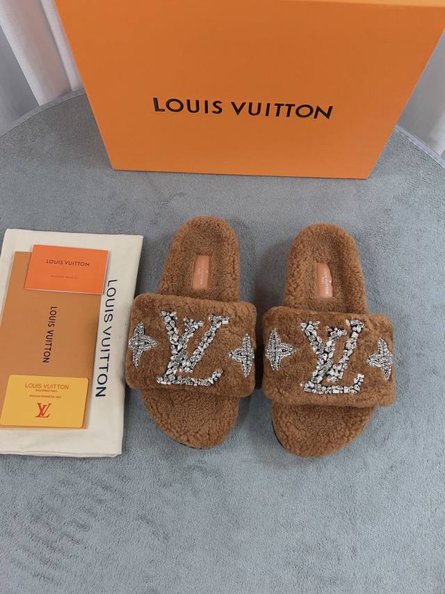 出货 ， Lv 新款羊毛拖鞋细柔软羊毛 頂级品质纯皮毛一体直毛打造！超温暖的感觉，穿上仿佛踩在云朵上lv经典老花装饰，精致高级！手工缝钻奢华高端让这双毛拖身价陡
