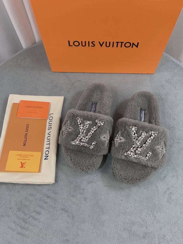 出货 ， Lv 新款羊毛拖鞋细柔软羊毛 頂级品质纯皮毛一体直毛打造！超温暖的感觉，穿上仿佛踩在云朵上lv经典老花装饰，精致高级！手工缝钻奢华高端让这双毛拖身价陡