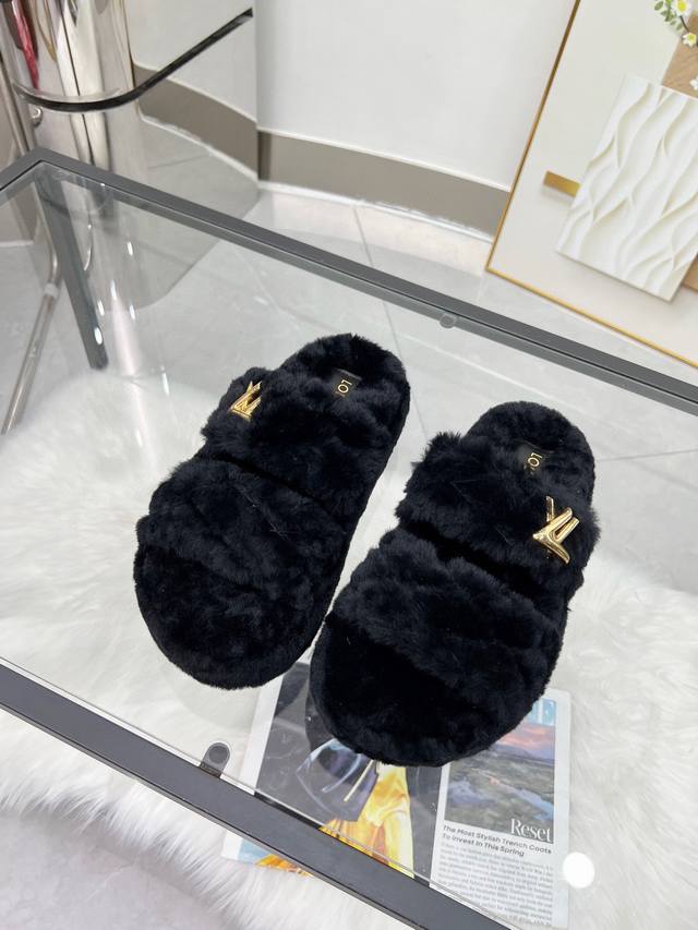 出货 ， Lv 秋冬新款纯羊毛拖 厚底增高外穿羊毛拖，小个子必入款 增高显瘦 精致高级 慵懒又不乏高级感，毛茸茸的太可爱了！鞋面、内里、垫脚采用全真羊毛，保暖舒