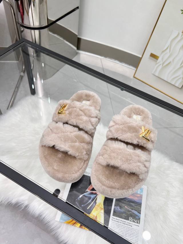 出货 ， Lv 秋冬新款纯羊毛拖 厚底增高外穿羊毛拖，小个子必入款 增高显瘦 精致高级 慵懒又不乏高级感，毛茸茸的太可爱了！鞋面、内里、垫脚采用全真羊毛，保暖舒