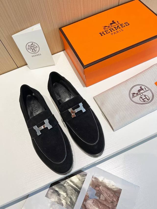 工厂 ，H家乐福鞋头层牛皮的乐福鞋，防滑凹槽鞋底，饰有镀钯标志性“H”细节，打造时尚休闲风格又是一款必火的鞋子，厚底乐福鞋真的太时尚了，又酷酷带着一种时髦感，带