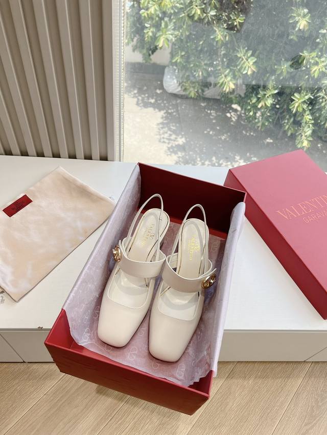 G968莞货原单代购品质valentino华伦天奴经典 夏vlogo Signature平底尖头单鞋 鞋型线条流畅.版型超赞上脚舒适.增高.显瘦.拉长腿部线条