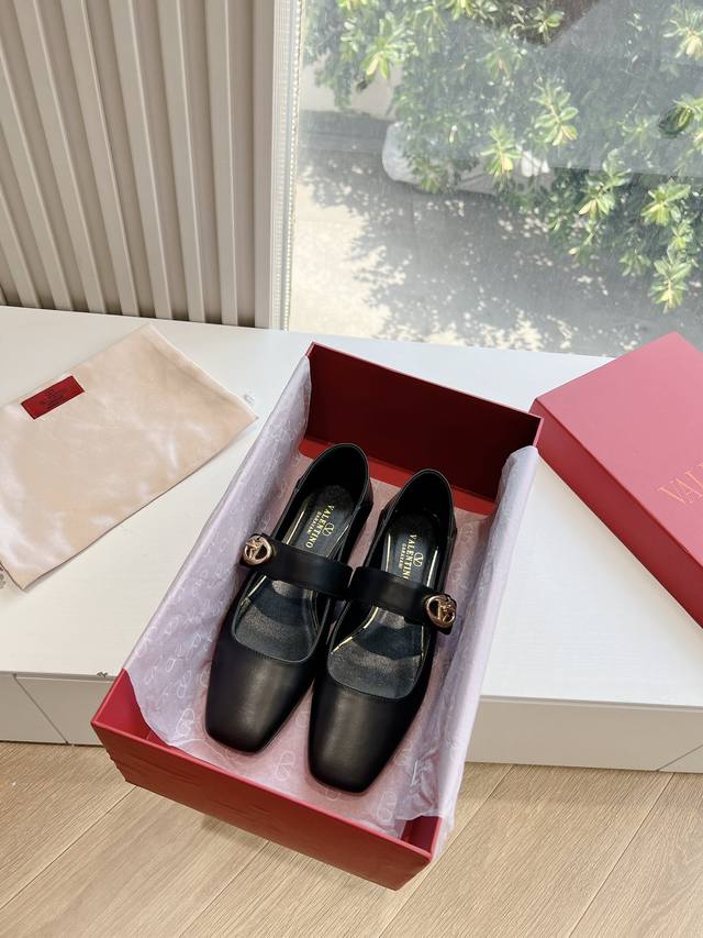 G968莞货原单代购品质valentino华伦天奴经典 夏vlogo Signature平底尖头单鞋 鞋型线条流畅.版型超赞上脚舒适.增高.显瘦.拉长腿部线条