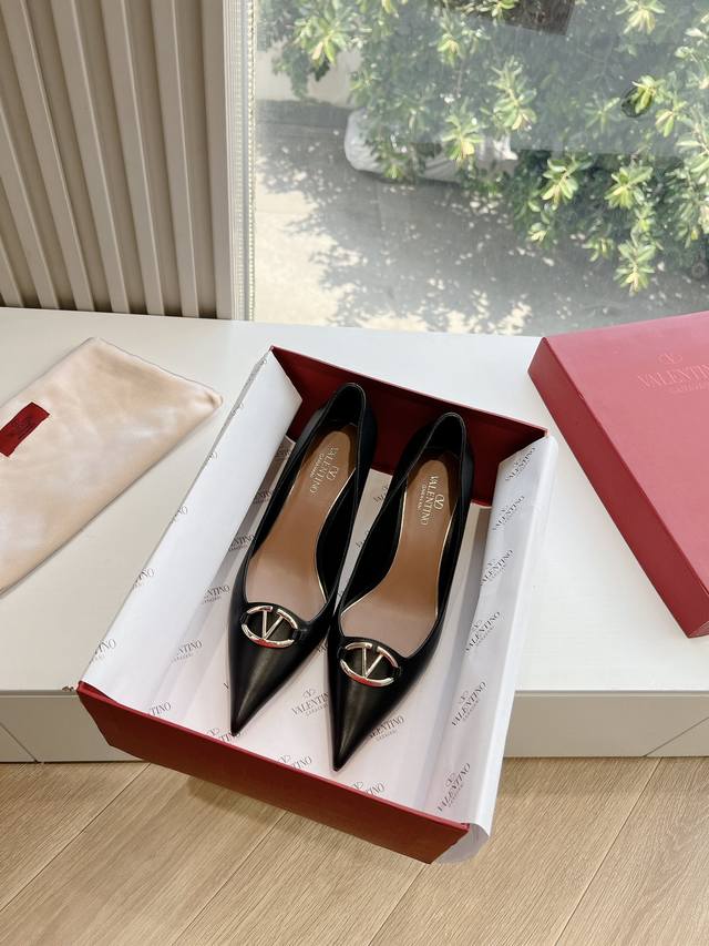G968莞货原单代购品质valentino华伦天奴经典 夏vlogo Signature平底尖头单鞋 鞋型线条流畅.版型超赞上脚舒适.增高.显瘦.拉长腿部线条