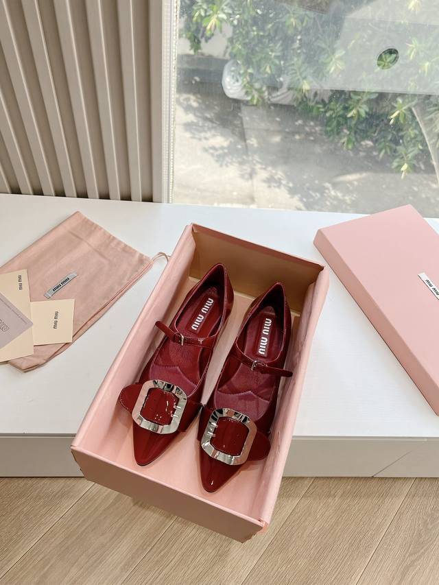 G286原版一比一复刻顶级miu Miu 缪缪24新款尖头高跟单鞋包头凉鞋和低跟后空芭玛丽珍单鞋 一眼看上miumiu这双矮跟鞋，上脚果然更惊艳~ 蝴蝶结，集性