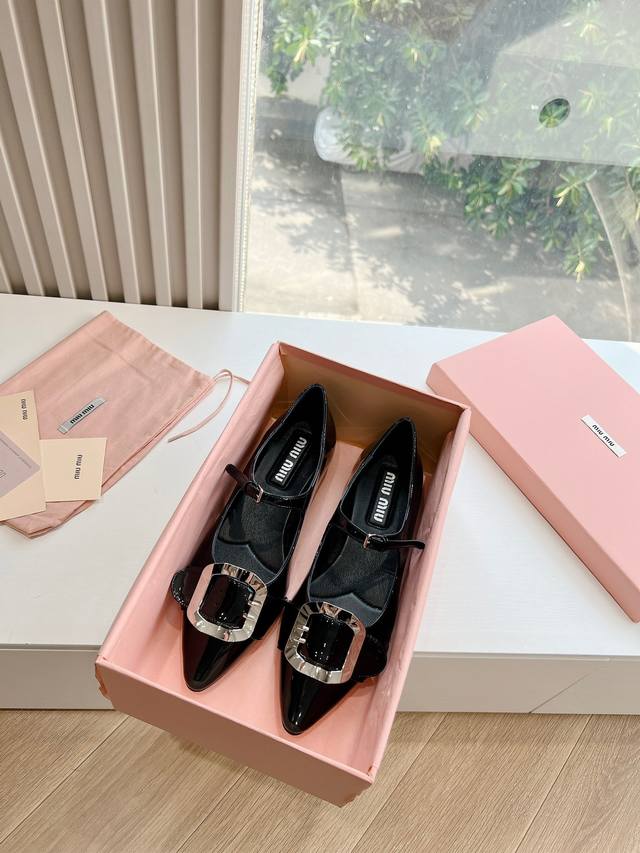 G286原版一比一复刻顶级miu Miu 缪缪24新款尖头高跟单鞋包头凉鞋和低跟后空芭玛丽珍单鞋 一眼看上miumiu这双矮跟鞋，上脚果然更惊艳~ 蝴蝶结，集性