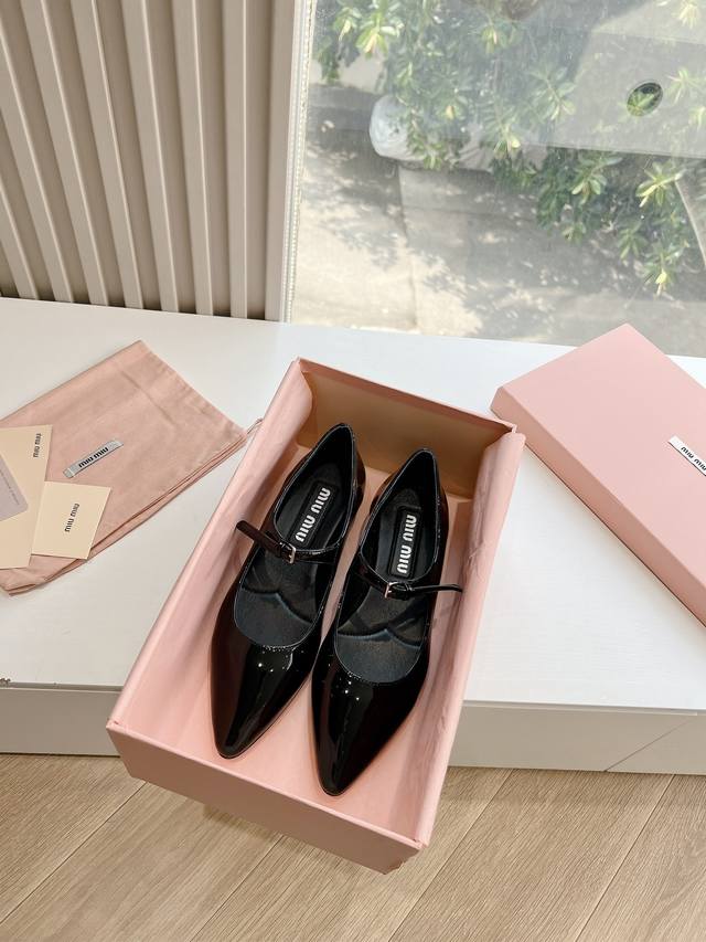 G286原版一比一复刻顶级miu Miu 缪缪24新款尖头高跟单鞋包头凉鞋和低跟后空芭玛丽珍单鞋 一眼看上miumiu这双矮跟鞋，上脚果然更惊艳~ 蝴蝶结，集性