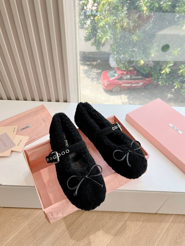 G0286代购级别独家首发要羊羔毛miumiu缪缪乐福鞋 秋冬新款棉鞋毛毛单鞋来自miu Miu系列的细节特写 新季的潮流要素 与此刻挚爱的概念，多元对撞，传达