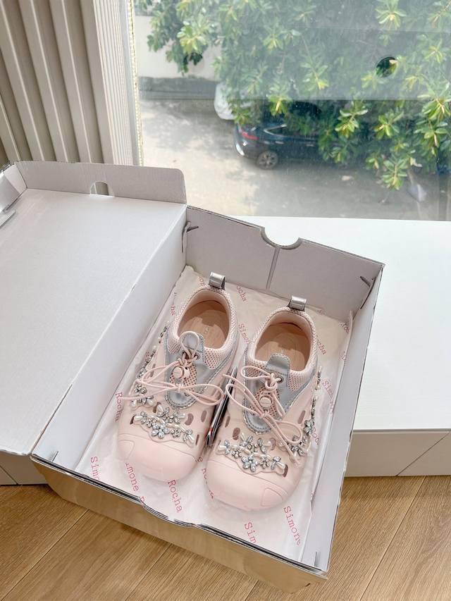 G071Simone Roch* Croc*24新品联名钉珠洞洞鞋 全网独家爆款上新，24最佳最值得期待的联名洞洞鞋。它真是太仙了，甜美酷飚，少女心的仙女必备单
