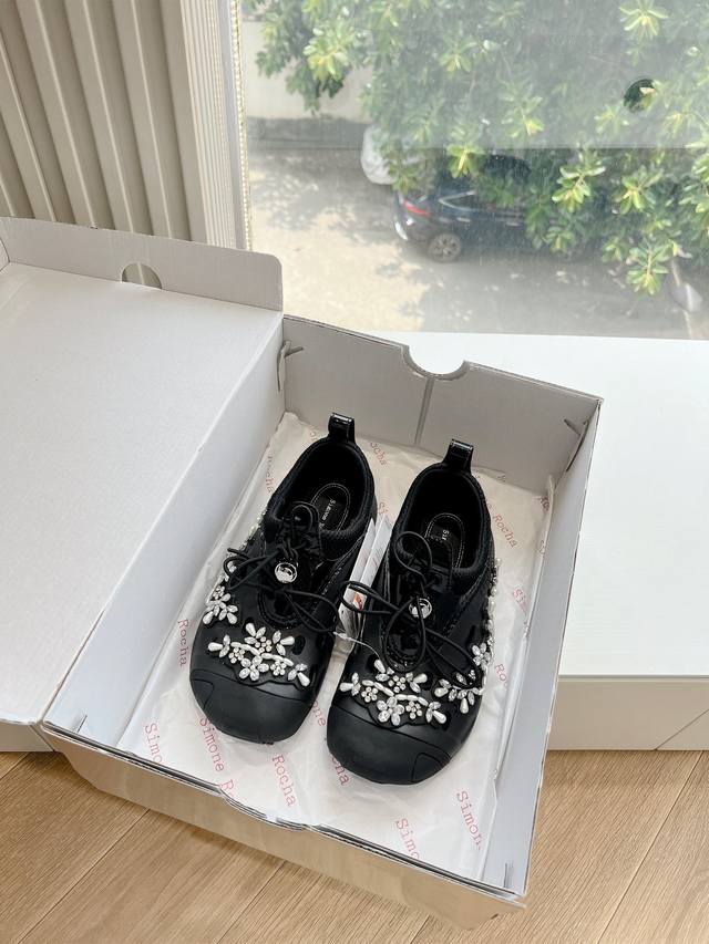 G071Simone Roch* Croc*24新品联名钉珠洞洞鞋 全网独家爆款上新，24最佳最值得期待的联名洞洞鞋。它真是太仙了，甜美酷飚，少女心的仙女必备单