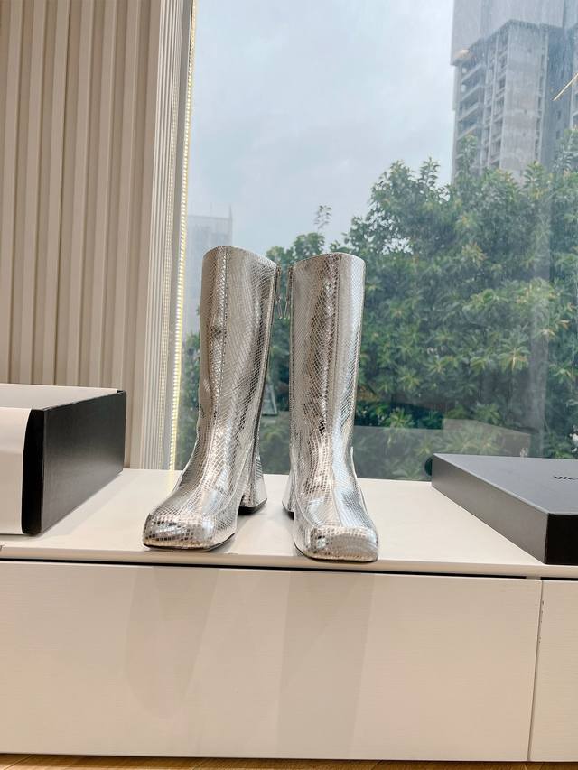 G303Jilsander24S 春夏新品吉尔桑达弹力袜靴短靴喜歡jil Sander同款还有洋气红色哟國國 保留原有的幼帶元素，不失高級感。方頭提升時尚度，洋