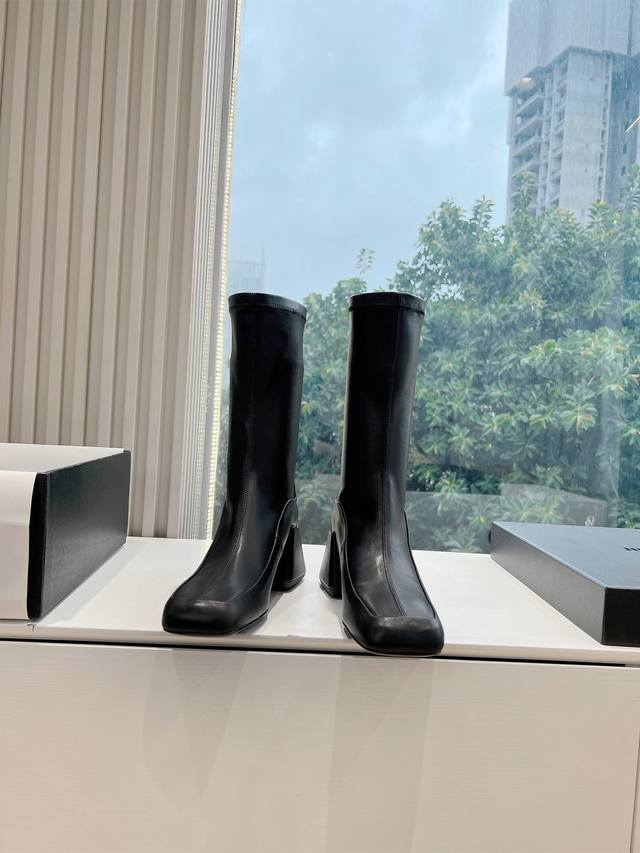 G303Jilsander24S 春夏新品吉尔桑达弹力袜靴短靴喜歡jil Sander經典同款还有洋气红色哟國國 保留原有的幼帶元素，不失高級感。方頭提升時尚度