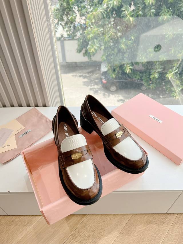 G286代购级别独家首发miumiu缪缪 秋冬新款英伦风系带乐福鞋miumiu秀场适当“邋遢”擦色工艺独一无二的工艺来自miu Miu系列的细节特写 Newba