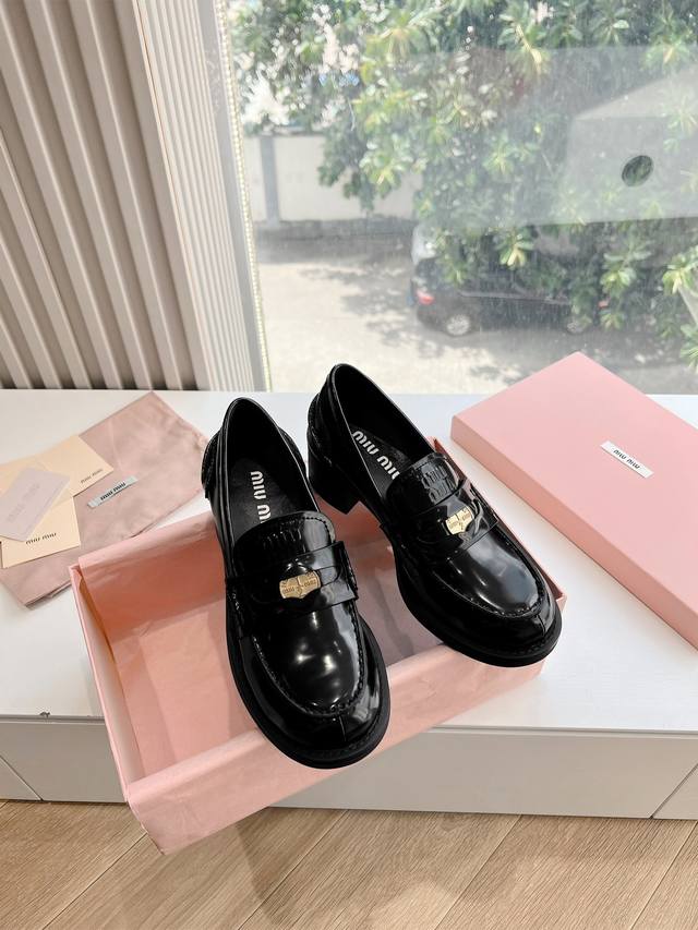 G286代购级别独家首发miumiu缪缪 秋冬新款英伦风系带乐福鞋miumiu秀场适当“邋遢”擦色工艺独一无二的工艺来自miu Miu系列的细节特写 Newba
