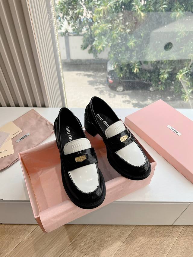 G286代购级别独家首发miumiu缪缪 秋冬新款英伦风系带乐福鞋miumiu秀场适当“邋遢”擦色工艺独一无二的工艺来自miu Miu系列的细节特写 Newba