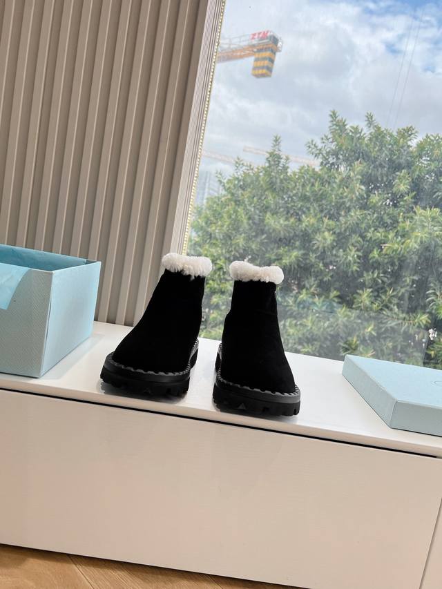Prad* 普拉达g042女士徽标尼龙华达呢雪地派对金属标齿轮厚底保暖棉鞋雪地靴女 有轻奢的内蕴品质，颜色明柔和大气，自带温暖的腔调，材穿着舒服，爱不释手，高颜