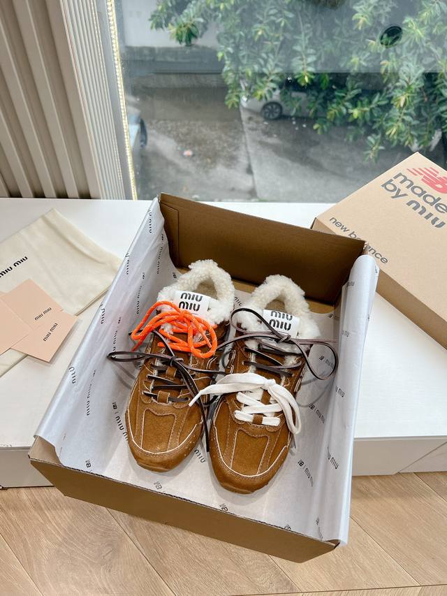 G027代购级别独家首发miumiu缪缪棉鞋毛毛鞋 秋冬新款英伦风系带乐福鞋miumiu秀场适当独一无二的擦色工艺工艺来自miu Miu系列的细节特写 新季的潮