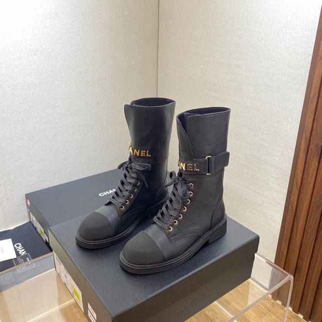 小香 秋冬马丁靴，原版精准复制，高端顶级精品！超飒 Cc Fw21New Arrival～ 靴型立体帅气，车线和细节精致完美！字母扣装饰及方便穿着的魔术贴设计独