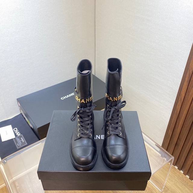 小香 秋冬马丁靴，原版精准复制，高端顶级精品！超飒 Cc Fw21New Arrival～ 靴型立体帅气，车线和细节精致完美！字母扣装饰及方便穿着的魔术贴设计独