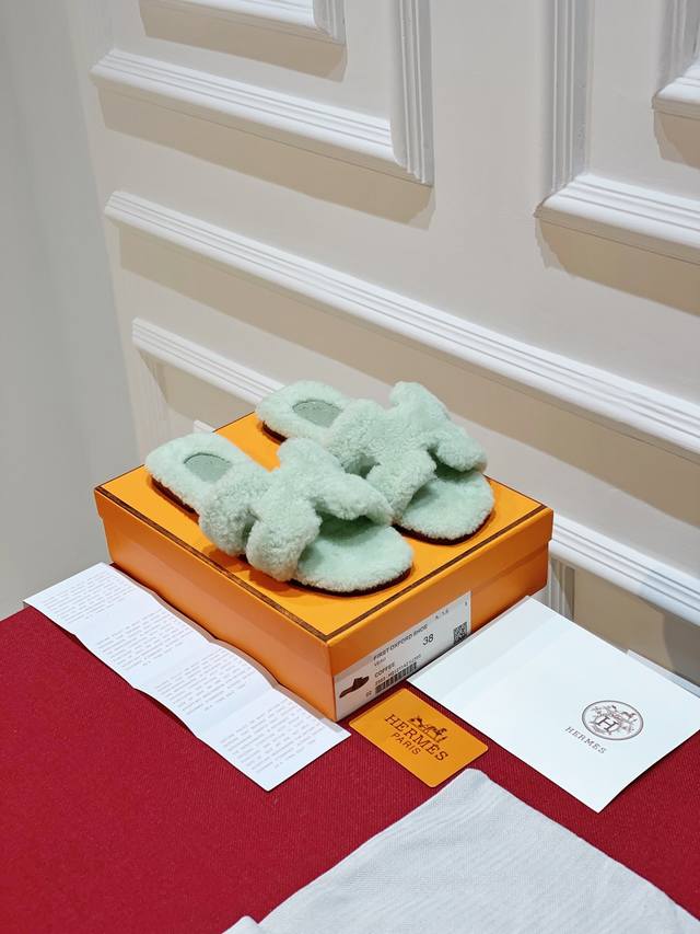 泰迪毛h拖鞋 奢华泰迪毛毛系列，经典的h型名媛设计，秋冬必入~上脚是真的热爆融化了，这款彩虹毛毛拖 棉花糖一样柔软 上脚显白 很容易戳中审美的可冲款 面料材质：