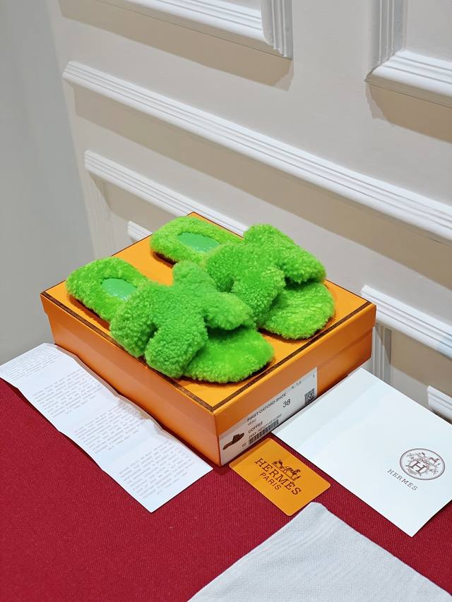 泰迪毛h拖鞋 奢华泰迪毛毛系列，经典的h型名媛设计，秋冬必入~上脚是真的热爆融化了，这款彩虹毛毛拖 棉花糖一样柔软 上脚显白 很容易戳中审美的可冲款 面料材质：